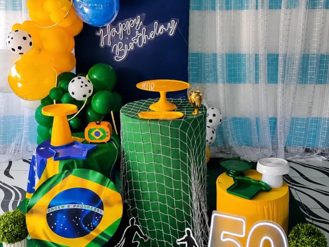 Aniversário com tema do Brasil: balões verdes, amarelos e azuis, bandeira e número 50 em neon