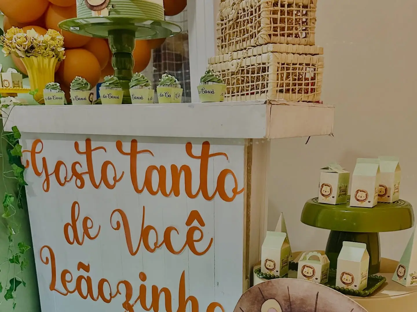Baby chá com tema Leãozinho: balões amarelos e verdes, painel em arco e mesa com doces