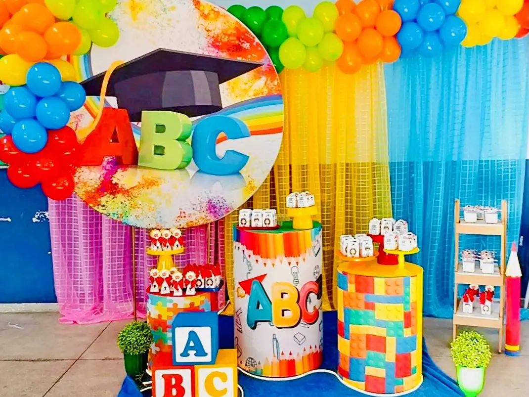 Festa do ABC de uma escola com letras gigantes coloridas e arco de balões