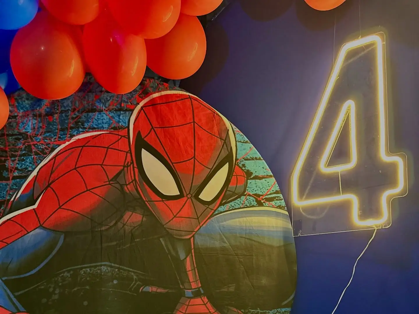 Decoração do Homem-Aranha com painel, balões e bolo com o nome Miguel