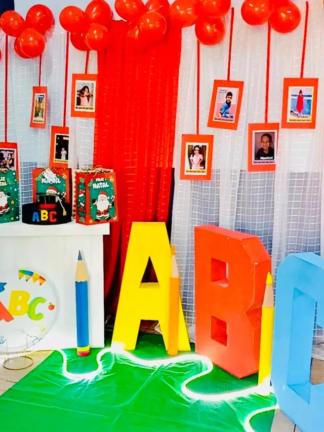 Festa do ABC com letras gigantes, balões coloridos e fotos dos alunos