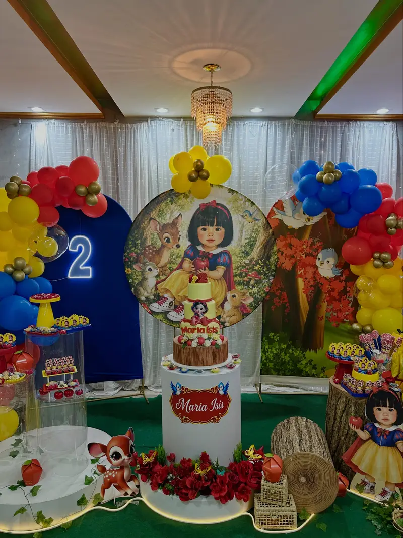 Mesa de aniversário com tema Branca de Neve e balões coloridos