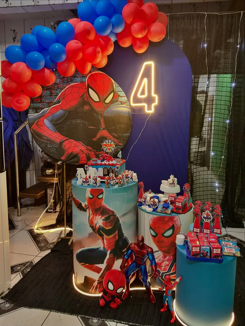 Painel do Homem-Aranha com balões azuis e vermelhos e número 4 em neon