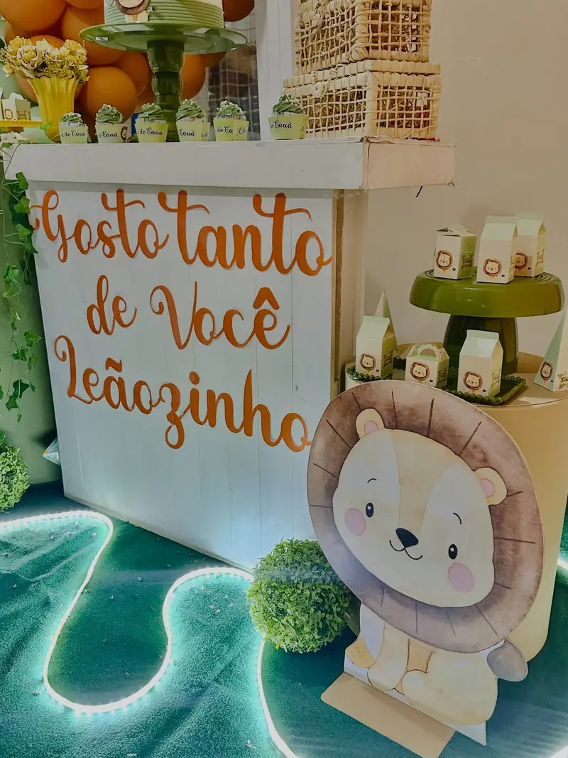 Mesa do baby chá com leãozinho e a frase Gosto tanto de você, Leãozinho