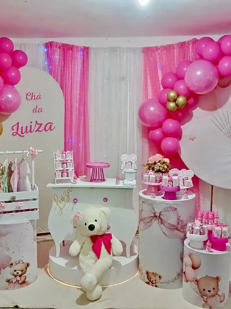 Chá da Luiza com tema Ursinha, balões rosa e painel com ursinha